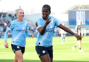 خديجة شو تدخل التاريخ بأسرع هاتريك وتقود مانشستر سيتي لفوز مثير على توتنهام