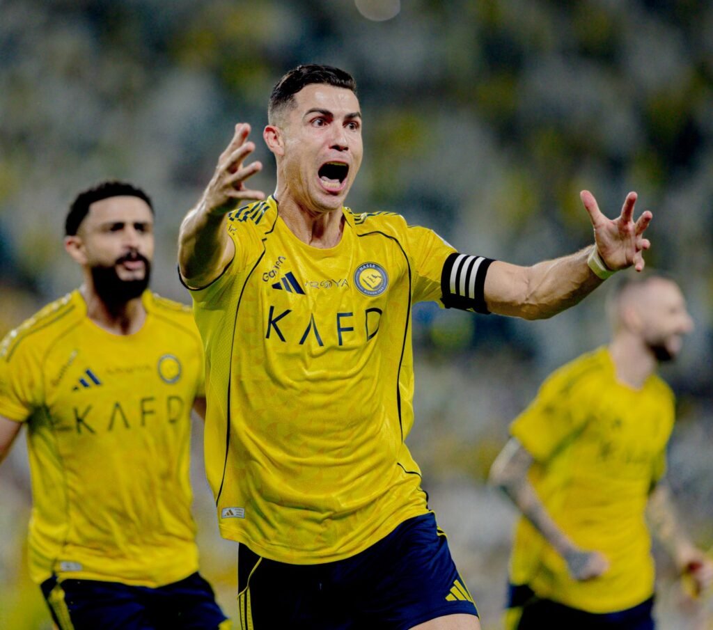 كريستيانو رونالدو يحتفل بهدفه مع لاعبي النصر خلال مباراة الكلاسيكو أمام الأهلي على ملعب الأول بارك في دوري روشن السعودي