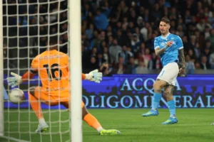 نابولي يهزم ميلان ويخطف وصافة الدوري الإيطالي