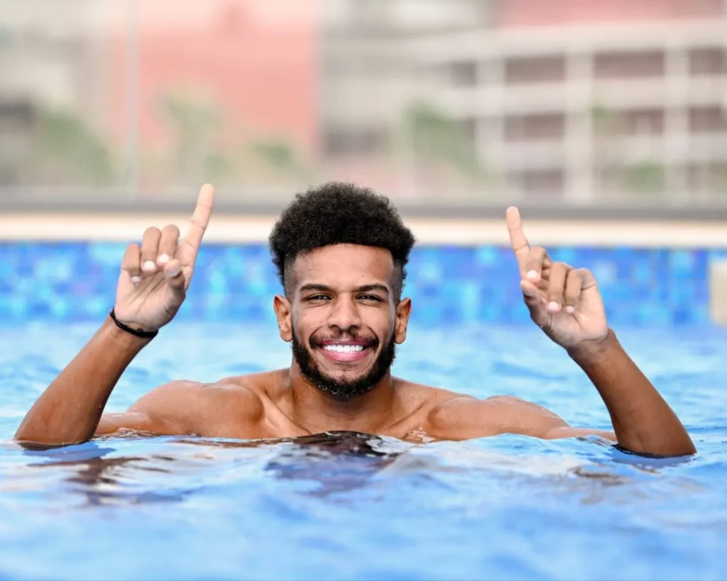 البليهي في بركة السباحة خلال التمارين الاستشفائية للاعبي الشباب