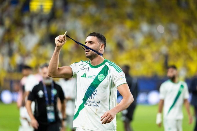 يريح ديميرال لاعب الأهلي خلال مباراة الكلاسيكو أمام النصر في دوري روشن السعودي