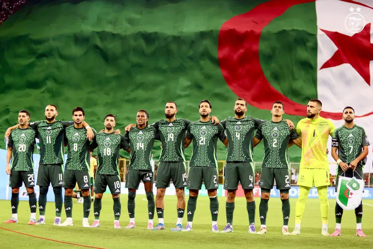 يستعد المنتخب الجزائري الأول لكرة القدم لدخول مرحلة جديدة من التحضيرات قبل المشاركة في نهائيات كأس العالم 2026، وسط ترتيبات رسمية وجماهيرية خاصة تسبق سفر بعثة “محاربي الصحراء” إلى الولايات المتحدة الأمريكية خلال شهر يونيو المقبل.