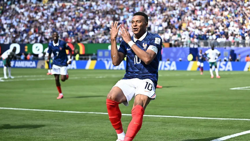 استهل المنتخب الفرنسي مشواره في بطولة كأس العالم 2026 بانتصار مهم ومستحق على نظيره السنغالي بنتيجة 3-1، في المواجهة التي جمعتهما ضمن منافسات الجولة الأولى للمجموعة التاسعة، ليؤكد "الديوك" جاهزيتهم للمنافسة على اللقب العالمي منذ البداية.