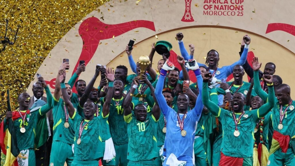 أعلن المدير الفني لمنتخب السنغال، بابي تياو، القائمة النهائية التي ستشارك في منافسات كأس العالم 2026، بعد استبعاد الثنائي الدفاعي مصطفى مبو وإيلاي كامارا من القائمة الأولية الموسعة، ليكتمل بذلك قوام المنتخب السنغالي المكون من 26 لاعباً قبل الموعد النهائي المعتمد من الاتحاد الدولي لكرة القدم.