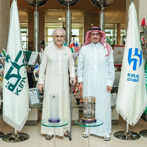 أثار الأمير الوليد بن طلال، العضو الذهبي البارز والداعم التاريخي لنادي الهلال، موجة واسعة من التفاعل بين جماهير النادي بعد نشره رسالة قصيرة وغامضة عبر حسابه الرسمي على منصة «إكس»، في وقت يترقب فيه الهلاليون تحركات الإدارة استعدادًا للموسم الرياضي الجديد.