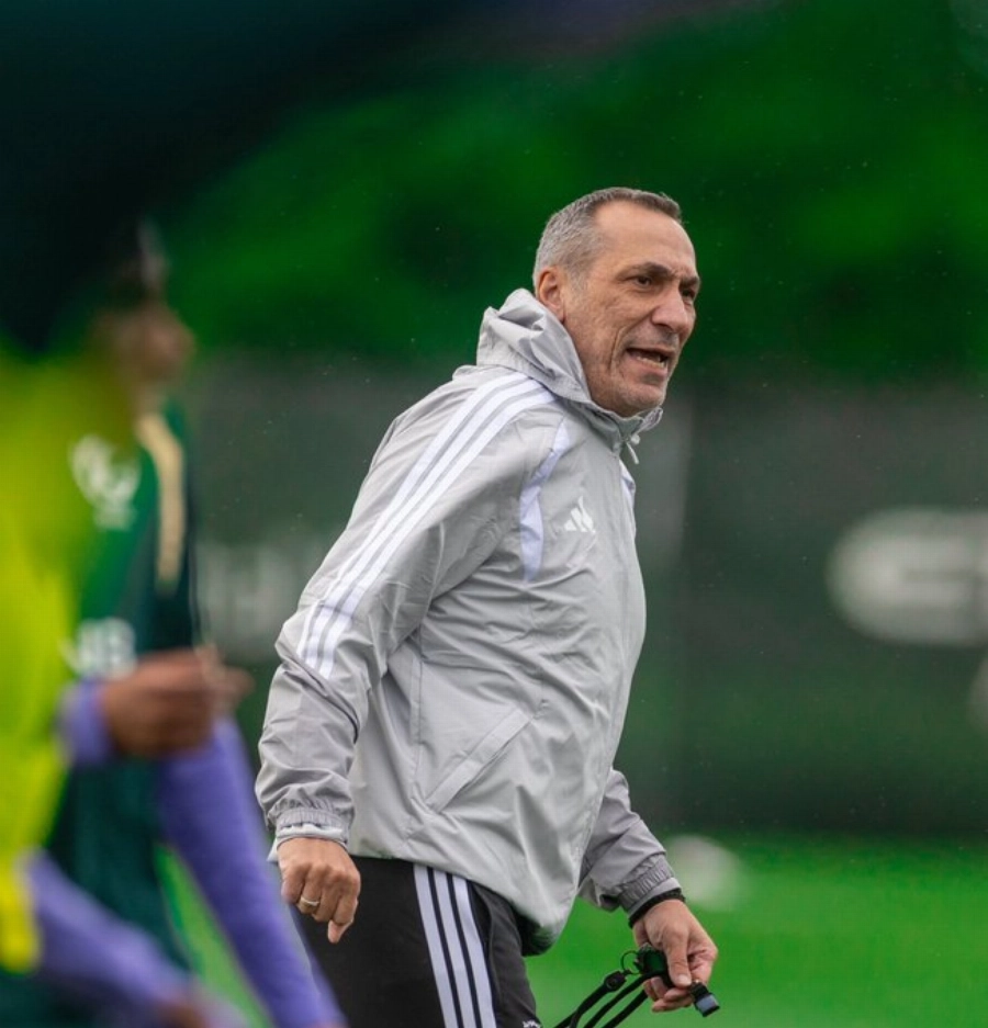 أعاد اليوناني جورجيوس دونيس، مدرب المنتخب السعودي الأول لكرة القدم، ملامح التشكيل الأساسي للأخضر قبل مواجهة السنغال التجريبية، فجر الأربعاء، ضمن المرحلة الأخيرة من التحضيرات للمشاركة في كأس العالم 2026.