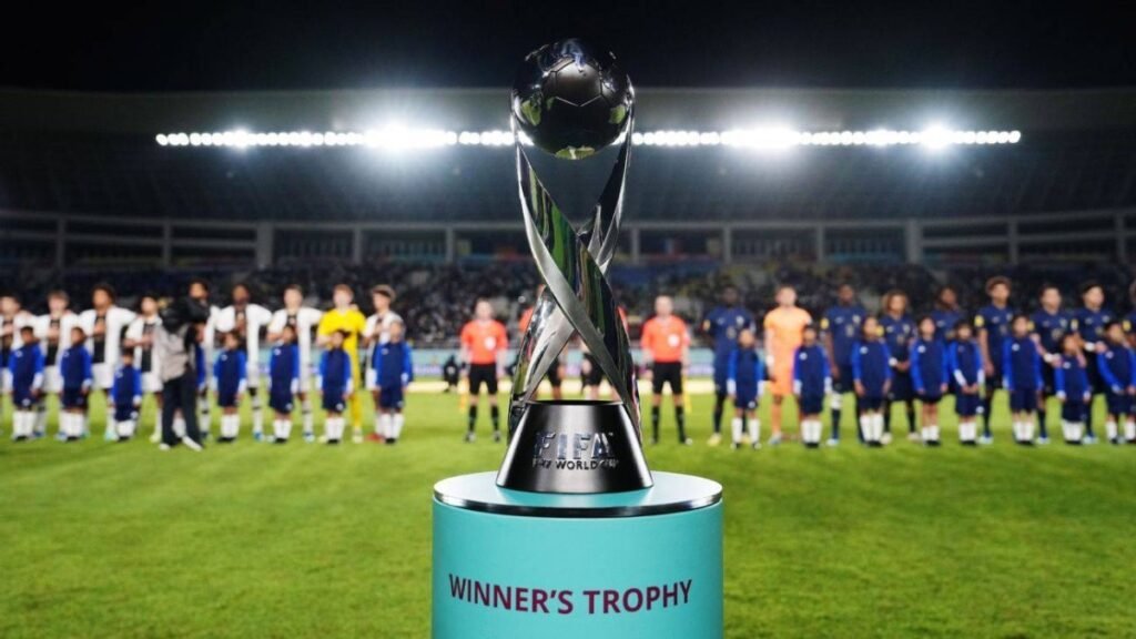 كشف الاتحاد الدولي لكرة القدم (فيفا) عن جدول مباريات بطولة كأس العالم تحت 17 عاماً 2026، التي تستضيفها قطر خلال الفترة من 19 نوفمبر إلى 13 ديسمبر المقبلين، بمشاركة 48 منتخباً من مختلف قارات العالم، في نسخة مرتقبة ينتظر أن تشهد منافسة قوية بين أبرز المواهب الصاعدة في كرة القدم العالمية.