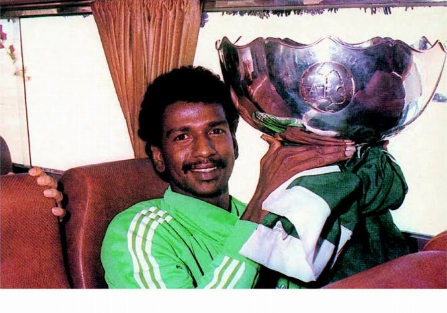 ماجد عبد الله يستحضر ذكريات أمريكا 1994 قبل مواجهة الأوروغوايأكد أسطورة الكرة السعودية وقائد المنتخب السابق ماجد عبد الله أن مشاركة المنتخب السعودي في نهائيات كأس العالم 2026 تمثل امتدادًا لمسيرة تاريخية مشرّفة بدأت قبل أكثر من ثلاثة عقود، عندما سجّل الأخضر ظهوره الأول في كأس العالم خلال نسخة الولايات المتحدة 1994.وجاءت تصريحات ماجد عبد الله قبل المواجهة المرتقبة التي تجمع المنتخب السعودي بنظيره الأوروغواي ضمن منافسات دور المجموعات من مونديال 2026، حيث شدد على أهمية الدور الجماهيري في دعم المنتخب وتحفيز اللاعبين خلال المنافسات العالمية.