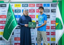 أعلن نادي الخليج، الثلاثاء، تجديد عقد لاعب خط الوسط علي عبد الرؤوف حتى عام 2028، في خطوة تعكس توجه إدارة النادي نحو الحفاظ على العناصر الشابة الواعدة وتعزيز الاستقرار الفني للفريق الأول لكرة القدم خلال المواسم المقبلة.