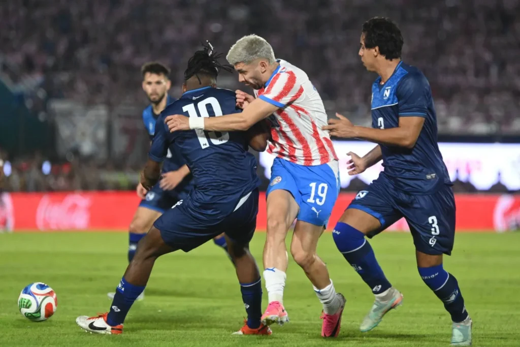 وجّه منتخب باراغواي إنذارًا مبكرًا لمنافسيه في كأس العالم 2026 بعدما حقق فوزًا عريضًا على ضيفه منتخب نيكاراغوا بنتيجة 4-0، في المباراة الودية التي جمعتهما على ملعب ديفينسوريس ديل تشاكو بالعاصمة أسونسيون، ضمن استعدادات المنتخب اللاتيني للمشاركة في المونديال.