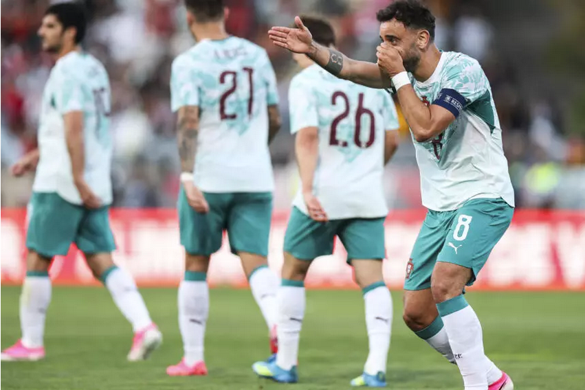 حقق المنتخب البرتغالي الأول لكرة القدم فوزًا معنويًا مهمًا على نظيره التشيلي بنتيجة 2-1، في المواجهة الودية التي جمعتهما مساء السبت بمدينة أويرس غرب العاصمة البرتغالية لشبونة، ضمن استعدادات المنتخب الأوروبي لخوض منافسات كأس العالم 2026.