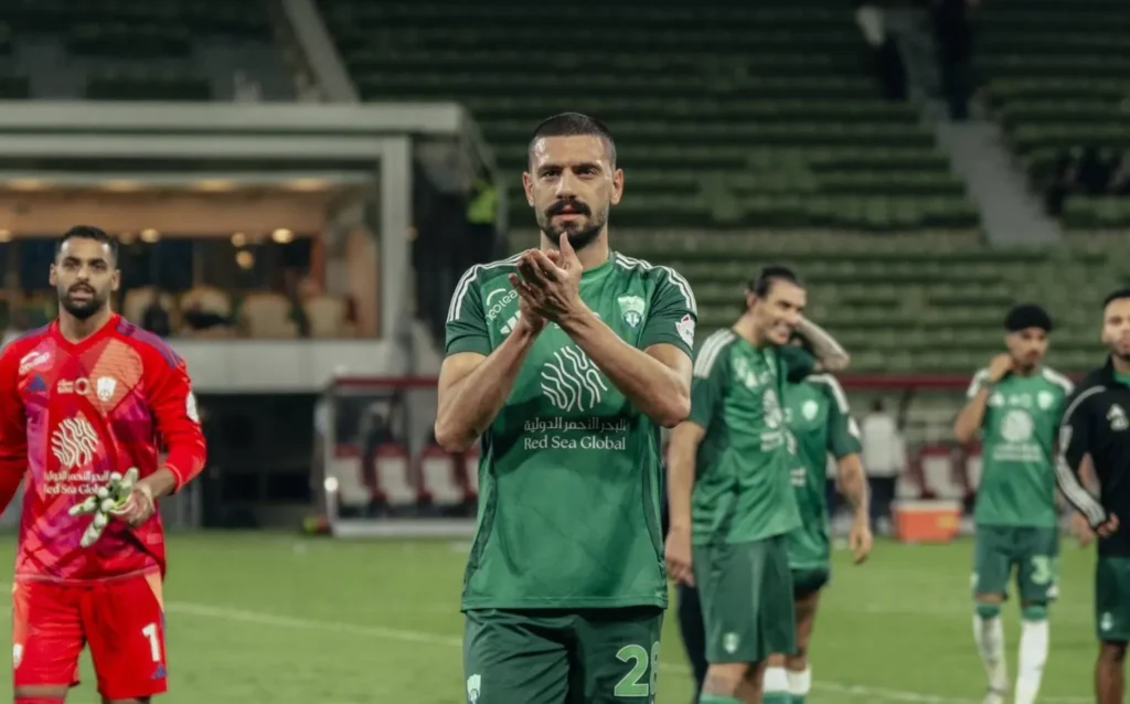 وتزايدت التكهنات حول مستقبل المدافع البالغ من العمر 28 عامًا، في ظل الحديث عن وجود مفاوضات متقدمة بين اللاعب وإدارة النادي التركي، وسط اهتمام واسع من الجماهير بواحد من أبرز ملفات الميركاتو المنتظر في تركيا.