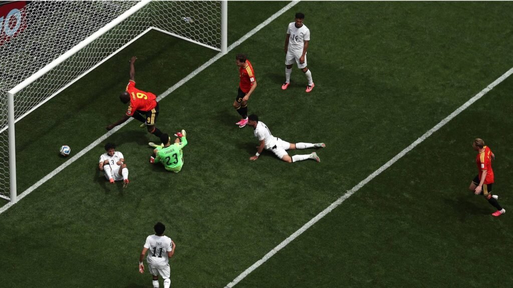 الفراعنة يفرطون في الفوز أمام بلجيكافرّط المنتخب المصري الأول لكرة القدم في تحقيق أول انتصار بتاريخ مشاركاته في كأس العالم، بعدما اكتفى بالتعادل 1-1 أمام منتخب بلجيكا، في افتتاح مشوار المنتخبين ضمن منافسات المجموعة السابعة من كأس العالم 2026.