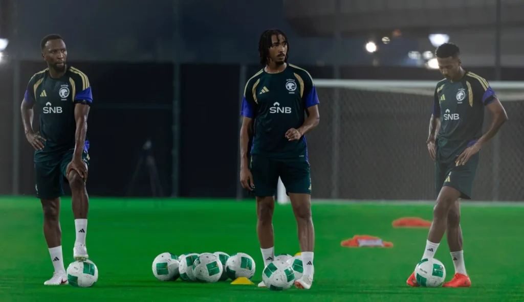المنتخب السعودي يستعد لمواجهة الكويت بتدريبات هجومية قبل افتتاح خليجي 27.