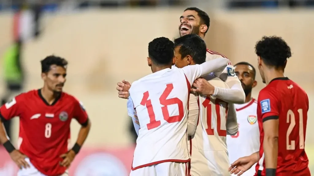 منتخب الإمارات يحتفل بالفوز على اليمن 4-0 في خليجي 27