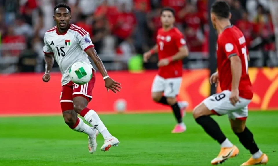 منتخب الإمارات يحتفل بالفوز على اليمن 4-0 في خليجي 27
