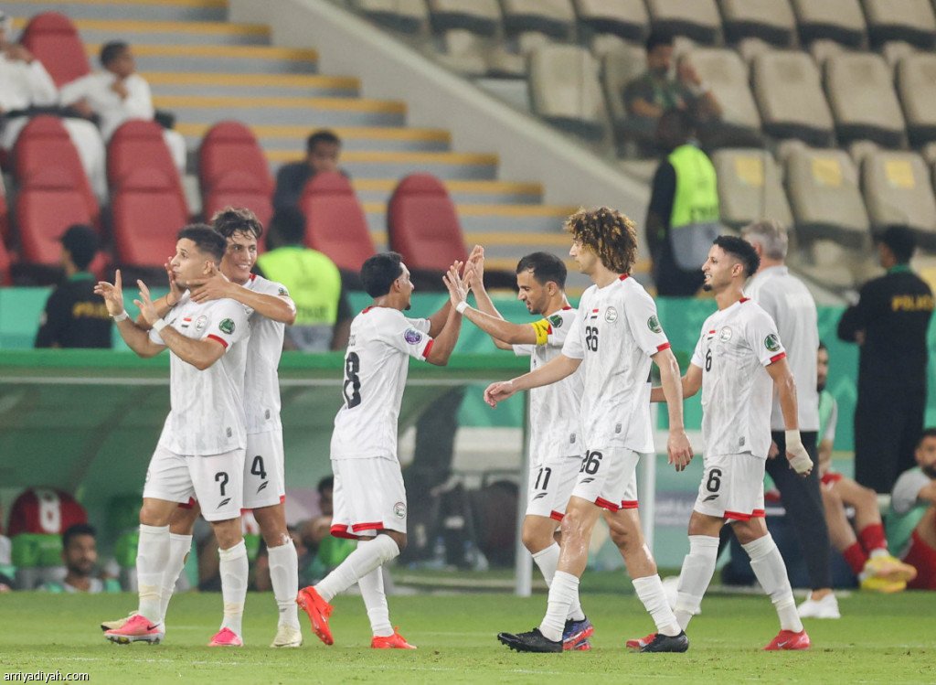 منتخب اليمن يحتفل بالفوز على البحرين 5-2 في خليجي 27